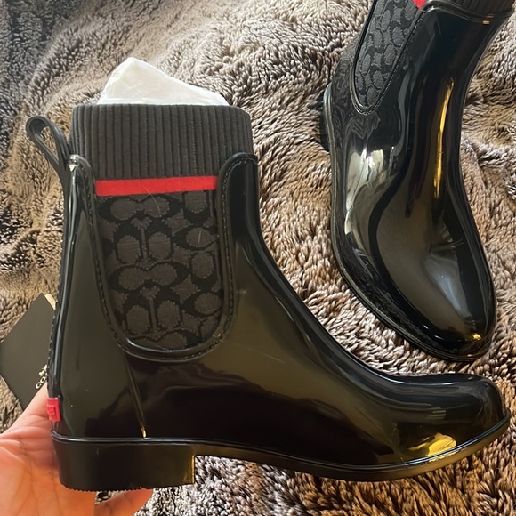 Never been worn , still in wrapping/box Coach rain boots - Picture 10 of 17